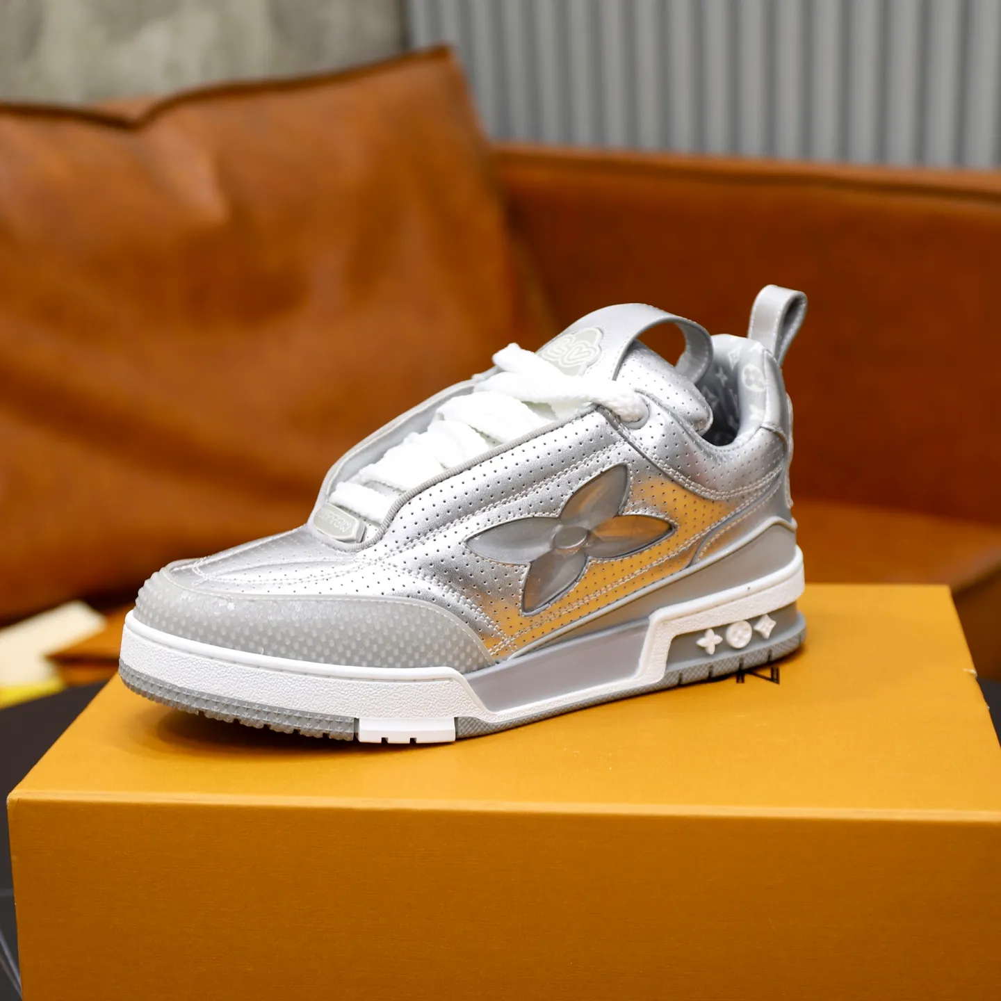 Ex-factory price: 860💰LV Couple👫Louis Vuitton TRAINER sneakers classic Louis Vuitton men's artistic director Virgil Abloh picked inspiration to create this LV Trainer sneaker. Yingze crystal inlays present a colorful effect. VS can be matched with two gorgeous effect colors. The LV letter logo badge on the tongue is gorgeous and noble. The LV letter is decorated on the side. The outsole is decorated with a Monogram flower pattern. It shows the trend of elegance and nobility! Men's and women's models: 35-46